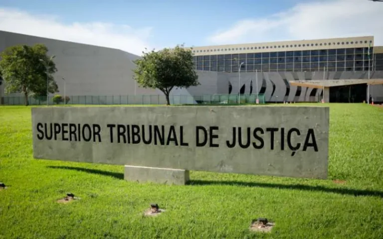 Placa de concreto com a inscrição Superior Tribunal de Justiça no gramado da sede