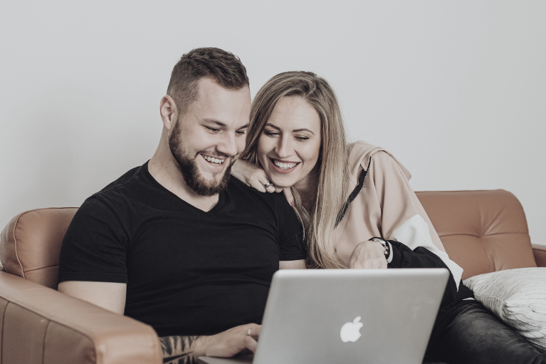 Foto Remoção de servidora para acompanhar cônjuge bancário é garantida pelo TRF1