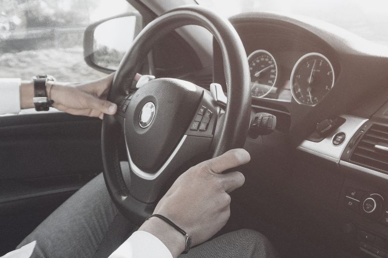 Foto Servidora garante indenização por uso de veículo próprio em atividades externas