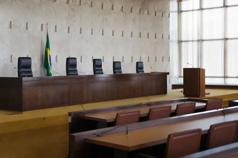 Plenário de conselho superior do Judiciário para atuação institucional em defesa de servidores