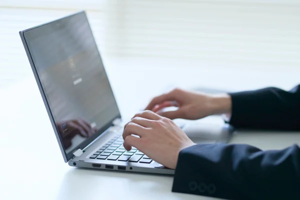 Reforma administrativa avança em silêncio Mãos digitando em notebook, ilustrando o avanço silencioso da reforma administrativa