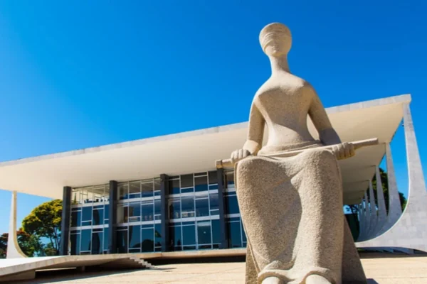 Supremo Tribunal Federal Sede do Supremo Tribunal Federal em Brasília com a estátua da Justiça