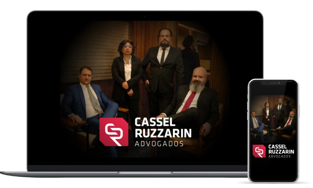Redes sociais do Cassel Ruzzarin Advogados Site do Cassel Ruzzarin Advogados exibido em notebook e celular